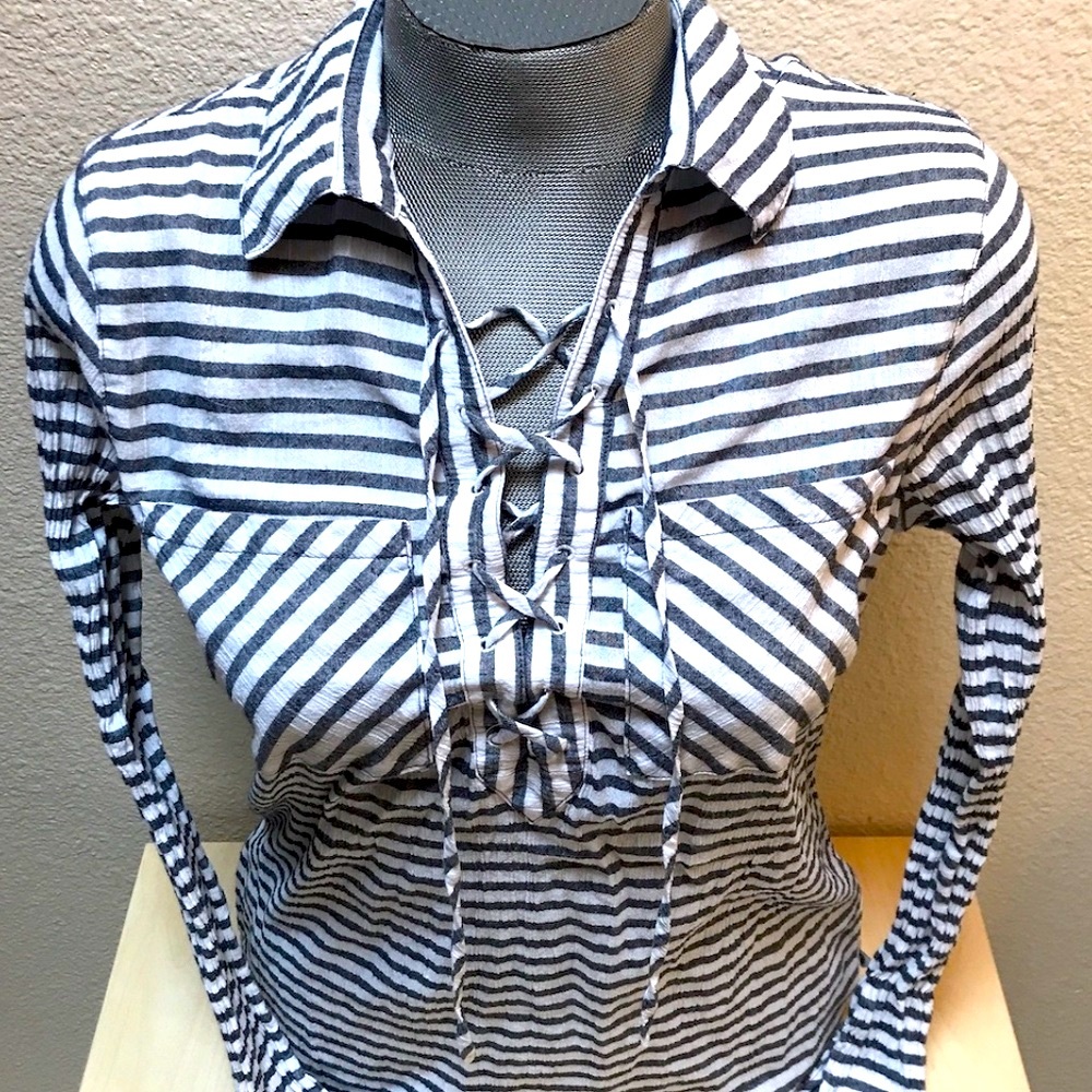 Mountain Hardwear Medium. Long Sleeve lightweight. Black & White Stripes - Picture 3 of 8